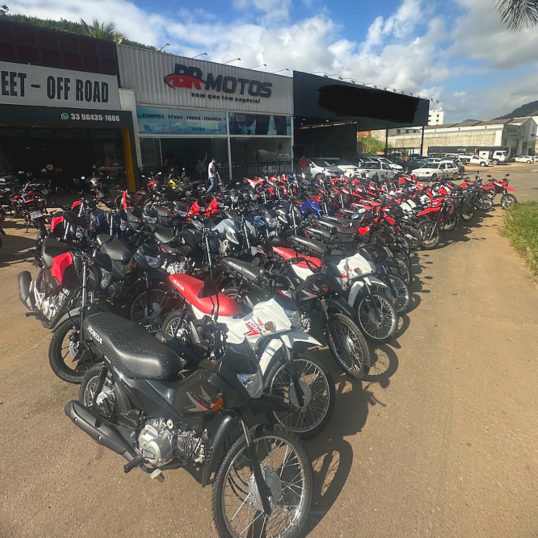 Fachada da loja BR Motos com motos seminovas e 0 km expostas