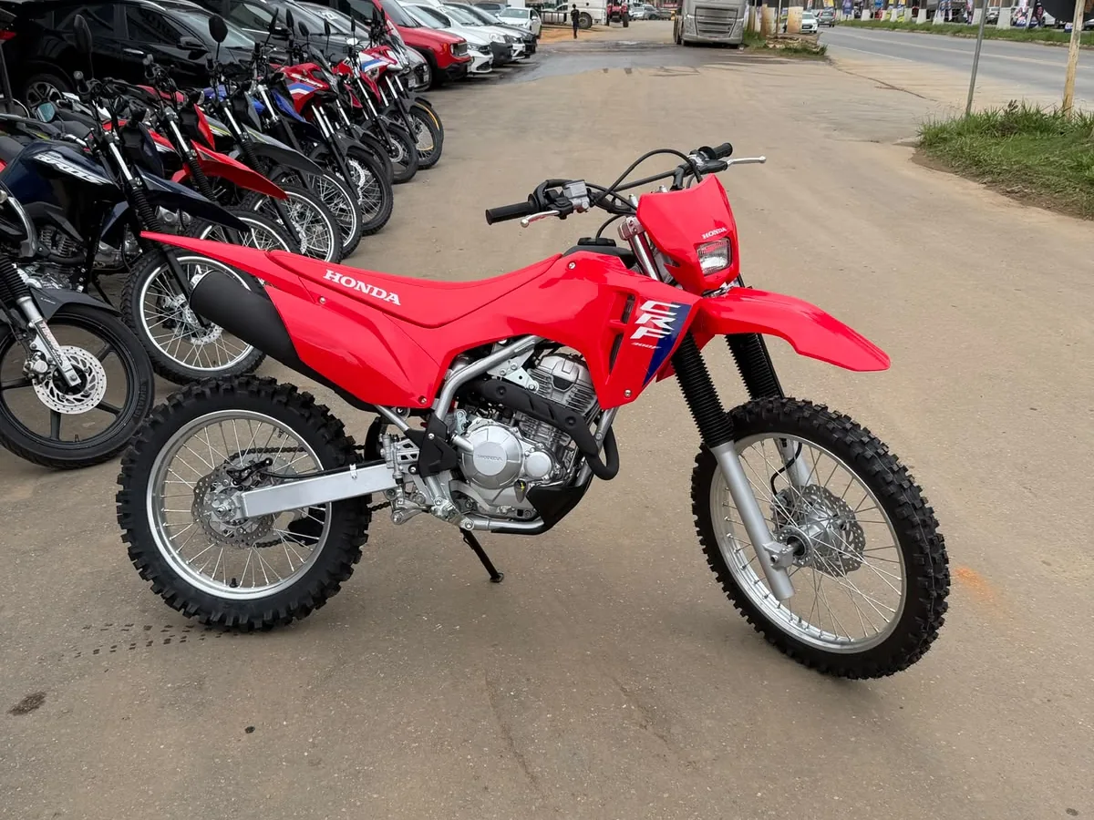 Honda CRF 300F zero km vermelha, vista lateral, no pátio da BR Motos